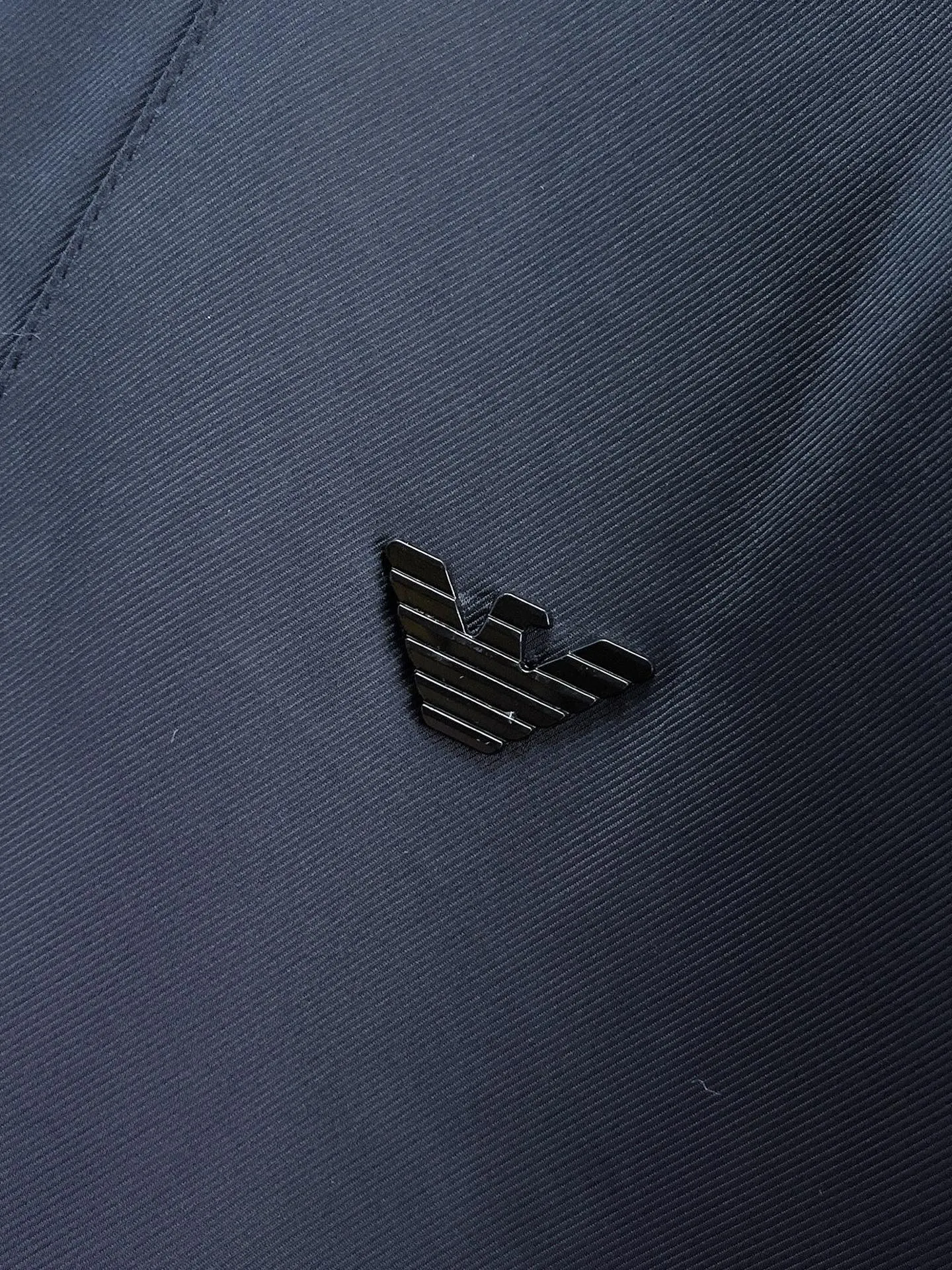 Armani official website Same Style, complete with three labels, on sale in advance. 2026 Autumn and Winter New Arrival men's jacket, Original with complete three labels, Premium version. Custom-made fabrics at the counter. Breathable, high comfort, impeccable details, brand element design concept, reflecting high quality. It feels delicate and soft, presents a casual cut, and has a great upper body shape. Sizes: M～3XL,